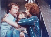 Jonathan (Robert Wagner, l.) und Jennifer (Stefanie Powers, r.) haben dessen angeblichen Sohn (Randy M. Grey, M.) endlich befreit. K&ouml;nnen sie den Gangstern jetzt entkommen?