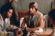 Sgt. Sonny Crockett (Don Johnson) und Sgt. Ricardo Tubbs (Philip Michael Thomas) bewachen Joey Bramlett, der Kronzeuge in einem Prozess gegen einen Drogenschmuggler ist.