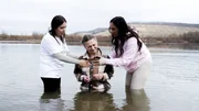 Nach der Befreiung ist vor der Befreiung. Der D&auml;mon soll durch die Taufe geschw&auml;cht werden. Von links: Sandra, Jasmin und Rose