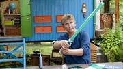 Fritz Fuchs (Guido Hammesfahr) konstruiert f&uuml;r sein Patenkind ein geniales Lichtschwert.