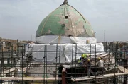 Renaissance der jahrhundertealten Architektur und Kunst: Die Kuppel der Gro&szlig;en Al-Nuri-Moschee wird von irakischen Handwerkern restauriert, die daf&uuml;r traditionelle Handwerkskunst und Werkstoffe wiederbeleben m&uuml;ssen.