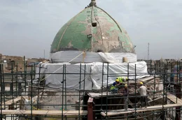 Renaissance der jahrhundertealten Architektur und Kunst: Die Kuppel der Gro&szlig;en Al-Nuri-Moschee wird von irakischen Handwerkern restauriert, die daf&uuml;r traditionelle Handwerkskunst und Werkstoffe wiederbeleben m&uuml;ssen.