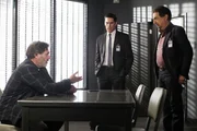 Hat Bruce Morrison (Ken Olin, l.) etwas mit dem Verschwinden seiner T&ouml;chter zu tun? Rossi (Joe Mantegna, r.) und Hotch (Thomas Gibson, M.) versuchen dies herauszufinden ...