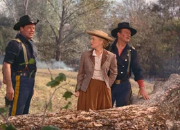 Dr. Kendall (William Holden, links), Hannah Hunter (Constance Towers) und Marlowe (John Wayne, rechts) beim entscheidenden Kampf.