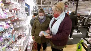 Mama Silvia (re.) l&auml;sst es sich nicht nehmen mit Sarafina und Peter im Baby-Fachmarkt einkaufen zu gehen