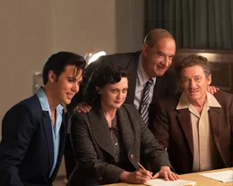 Elvis (Austin Butler, l.) und seine Eltern, Vernon (Richard Roxburgh, r.) und Gladys (Helen Thomson, 2.v.l.) unterschreiben f&uuml;r ihren Sohn einen Vertrag mit Manager Tom Parker (Tom Hanks, 2.v.r.).
