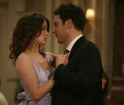 Haben einen Entschluss f&uuml;r ihre Zukunft getroffen: Robin (Cobie Smulders, l.) und Ted (Josh Radnor, l.) ....