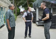 K&ouml;nnen Steve McGarrett (Alex O'Loughlin, r.) und Danny Williams (Scott Caan, M.) Duke Lukelas' (Dennis Chun, l.) Enkelin retten?