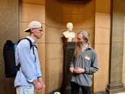 Felix (l.) trifft den ber&uuml;hmten Alternsforschungstheoretiker Aubrey de Greay (r.) in Halle.
