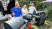 Hendrike Brenninkmeyer (l.) macht zusammen mit Familie Bender (r.) den gro&szlig;en Gasgrill-Check.