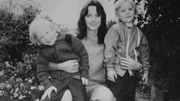 Der Verdacht: Es handelt sich um einen erweiterten Suizid. Sheila Caffell soll ihre beiden Kinder, ihre Adoptiveltern und sich selbst erschossen haben.