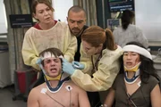 Nachdem sich auf einem Jahrmarkt der Wagen eines Fahrgesch&auml;fts gel&ouml;st hat, m&uuml;ssen sich Meredith (Ellen Pompeo, l.), Jackson (Jesse Williams, M.) und April (Sarah Drew, 2.v.r.)  um die eingeklemmten und schwer verletzten Gregory (Brandon Tyler Russell, 2.v.l.) und Cleo (Jackie Chung, r.) k&uuml;mmern ...