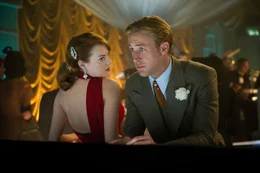 Eine Einheit gegen die organisierte Kriminalit&auml;t, der "Gangster Squad", wird zusammengestellt. Darunter ist auch Sergeant Jerry Wooters (Ryan Gosling, r.), der sich in die Geliebte (Emma Stone, l.) des Gangsterbosses Mickey verliebt ...