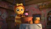 Josefine, die Biene, ist erschrocken: Wie kann es sein, dass ihr die Rosenmarmelade nicht gelungen ist?