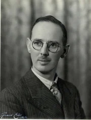 Dr. Raynor Johnson, ca. 1947  +++ Die Verwendung des sendungsbezogenen Materials ist nur mit dem Hinweis und Verlinkung auf RTL+ gestattet. +++; Dr. Raynor Johnson, ca. 1947  +++ Die Verwendung des sendungsbezogenen Materials ist nur mit dem Hinweis und Verlinkung auf RTL+ gestattet. +++