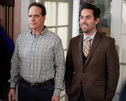 (v.li.): Diedrich Bader (Greg Otto), Ed Weeks (British Greg).