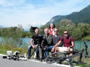Gert Steinthaler (Drohne), Valentin Certov (Kamera), Barbara Altersberger, Niko Polzer (Ton) und Paco Wrolich (ehem. Radrennfahrer)