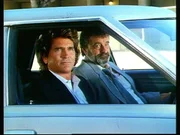 Zufrieden beobachten Engel Jonathan (Michael Landon, l.) und Mark (Victor French, r.) die Verwandlung des egoistischen Clancy.