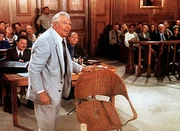 Matlock (Andy Griffith, l.) kann anhand eines kaputten Stuhls beweisen, dass belastendes Material in Jesses Wohnung gebracht wurde ...