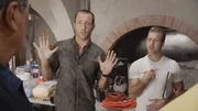 McGarrett (Alex O'Loughlin, l.) und Danny (Scott Caan, r.) begeben sich auf die Suche nach dem M&ouml;rder eines Privatdetektivs, dessen Klient vorher auf gleiche Weise get&ouml;tet wurde ...