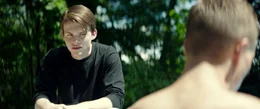 Nachdem sie betrunken miteinander geschlafen haben, verbreitet Ballas (Darren Mann, r.) das Ger&uuml;cht, von Franky (Josh Wiggins, l.) verf&uuml;hrt worden zu sein anstatt mit ihm &uuml;ber ihr intimes Erlebnis zu sprechen.