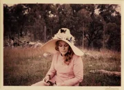 Anne Hamilton-Byrne, Mitte der 1970er  +++ Die Verwendung des sendungsbezogenen Materials ist nur mit dem Hinweis und Verlinkung auf RTL+ gestattet. +++; Anne Hamilton-Byrne, Mitte der 1970er  +++ Die Verwendung des sendungsbezogenen Materials ist nur mit dem Hinweis und Verlinkung auf RTL+ gestattet. +++