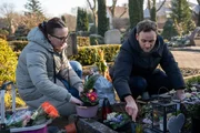 Angela (l.) spricht mit Psychologe Leon Windscheid (r.) am Grab ihrer Tochter &uuml;ber ihre Schicksalsschl&auml;ge und dar&uuml;ber, was der Glaube f&uuml;r sie bedeutet.