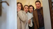 Werden Zeuginnen und Zeugen des &bdquo;Hahnenkampfes&ldquo;: v.l.n.r. Renate (Victoria von Trauttmansdorff), Inka (Nikola Kastner), Doris (Marlene Morreis) und Nils (Johannes Kienast)