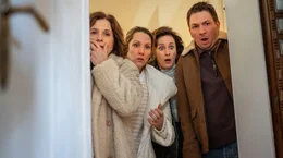Werden Zeuginnen und Zeugen des &bdquo;Hahnenkampfes&ldquo;: v.l.n.r. Renate (Victoria von Trauttmansdorff), Inka (Nikola Kastner), Doris (Marlene Morreis) und Nils (Johannes Kienast)