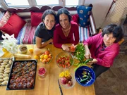 Merle (l.) ist auf Ikaria zum Essen eingeladen und erf&auml;hrt viel &uuml;ber das traditionelle Longevity-Leben