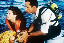 Annie (Sandra Bullock) und Alex (Jason Patric) erwartet an Bord des Luxusliners eine b&ouml;se &Uuml;berraschung: Ein Gangster programmiert das Schiff auf Kollisionskurs mit einem &Ouml;ltanker.