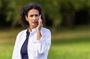 Dr. Leyla Sherbaz (Sanam Afrashteh) hat f&uuml;r ihre Assistenz&auml;rzte neue Informationen &uuml;ber den Gesundheitsstatus ihres Kollegen Ivo Maric.