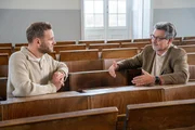 Sozialpsychologe Professor Detlef Fetchenhauer (r.) spricht mit Psychologe Leon Windscheid (l.) dar&uuml;ber, warum Menschen glauben.