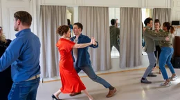 Doris (Marlene Morreis) sch&ouml;pft einen b&ouml;sen Verdacht &ndash; und will Br&auml;utigam Nils (Johannes Kienast) aushorchen.