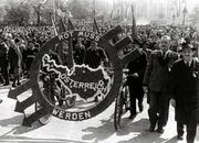 Menschen & M&auml;chte: "Der 1. Mai - Ein Feiertag macht Geschichte". Rote Fahnen und b&auml;ndergeschm&uuml;ckte Maib&auml;ume, ideologische Kampfparolen und biedere Familienausfl&uuml;ge, Wiener Ringstra&szlig;e und steirischer Marktplatz: Die Dokumentation ist eine filmische Zeitreise zur&uuml;ck in die wechselvolle und spannungsreiche Geschichte des 1. Mai.