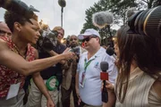 Pl&ouml;tzlich Held und Medienstar: Paul Walter Hauser (mit M&uuml;tze) als Richard Jewell mit unidentifizierten Nebendarstellern