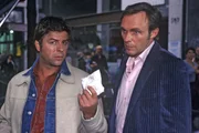 Jupp (Uwe Fellensiek, l.) und Falk (Dirk Martens, r.) haben bei Waller Drogen gefunden.