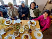 Merle (2.v.r.) ist auf Ikaria zum Essen eingeladen und erf&auml;hrt viel &uuml;ber das traditionelle Longevity-Leben.