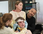 Eigentlich sollten Meredith (Ellen Pompeo, M.) und Jackson (Jesse Williams, r.) l&auml;ngst auf dem Weg zur Verleihung des Harper Avery Awards sein, doch dann m&uuml;ssen die beiden April (Sarah Drew, l.) dabei unterst&uuml;tzen, den jungen Gregory (Brandon Tyler Russell, vorne) zu retten, der im entgleisten Wagen eines Fahrgesch&auml;fts feststeckt ...