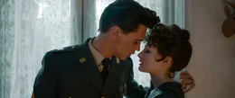 Elvis (Austin Butler) und seine gro&szlig;e Liebe, Priscilla (Olivia DeJonge).