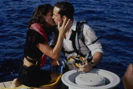 Wer sagt, dass Beziehungen, die sich aus Extremsituationen ergeben, nicht funktionieren? Annie (Sandra Bullock) und Alex (Jason Patric) auf hoher See nach einer atemlosen Verbrecherjagd.