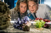 Dr. Mikko Rantala (Luan Gummich, r.) versucht, seiner Patientin Beatrice Punsch (Imke B&uuml;chel, l.) auf unkonventionelle Art zu helfen, ihre Bucketliste, trotz abgesagter Australienreise, abzuarbeiten.