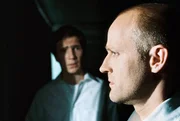 Als Tim (Frederick Lau, l.) vor seiner Haust&uuml;r auftaucht und sich ihm als Leibw&auml;chter anbietet, ahnt der Initiator der Bewegung, Lehrer Rainer Wenger (J&uuml;rgen Vogel, r.), dass ihm die Kontrolle &uuml;ber das Projekt "Die Welle" langsam entgleitet ...