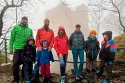 Beliebtes Ziel für Kletterer und Wanderer: Ruine Reußenstein auf der Schwäbischen Alb mit Wandergruppe. Beliebtes Ziel für Kletterer und Wanderer: Ruine Reußenstein auf der Schwäbischen Alb mit Wandergruppe.