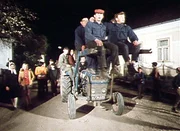 Spannberg im Weinviertel in der Nacht vor dem 1. Mai: Wie jedes Jahr bringen die Burschen des Ortes den Maibaum auf den Ortsplatz, um ihn hier aufzustellen.