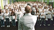 Der Lehrer (J&uuml;rgen Vogel)  einer h&ouml;chst durchschnittlichen Klasse ger&auml;t in eine nicht nur p&auml;dagogische Zwickm&uuml;hle, als sich seine Sch&uuml;ler w&auml;hrend einer Projektwoche zum Thema "Autokratie" seinen Forderungen bedenkenlos unterordnen und sich schlie&szlig;lich in Belangen solidarisieren, die zuvor kaum wahrgenommen wurden.