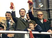 Helmut Zilk, Erwin Lanc und Bruno Kreisky auf der Trib&uuml;ne vor dem Wiener Rathaus. Seit einem Jahrzehnt stehen die Feiern zum 1. Mai im Zeichen der SP&Ouml;-Alleinregierung.