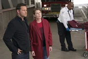 Nicht nur Alex (Justin Chambers, l.) und Meredith (Ellen Pompeo, r.) werden mit Geistern aus ihrer Vergangenheit konfrontiert, denn auch Andrew wird durch die Anwesenheit einer neuen Anf&auml;ngerin an seine Vergangenheit erinnert ...