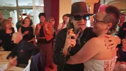 Udo Lindenberg erscheint spontan auf einer Hochzeitsgesellschaft.