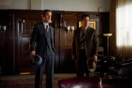 O'Mara (Josh Brolin, r.) und sein engster Vertrauter Wooters (Ryan Goslin, l.) erhalten neue Instruktionen.